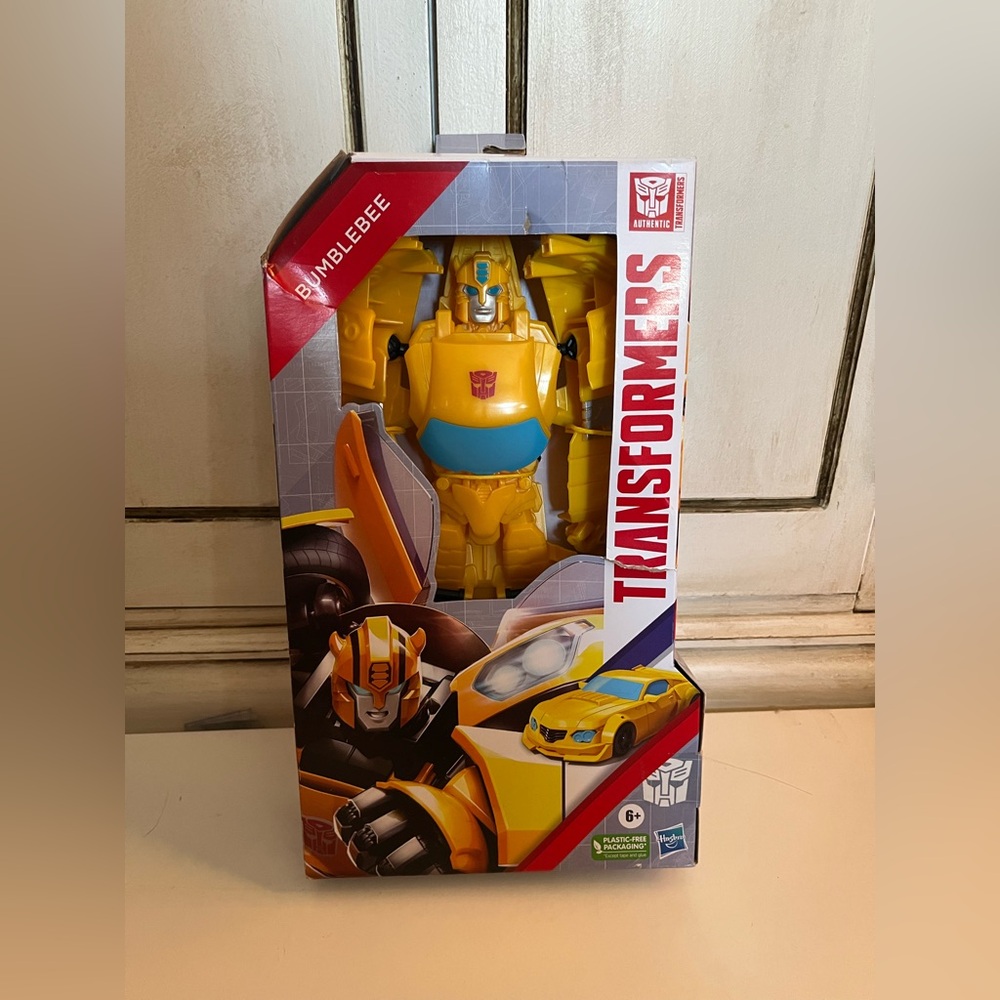 New Hasbro Transformers Authentics Titan Changer 11" Bumblebee toy vehicle
